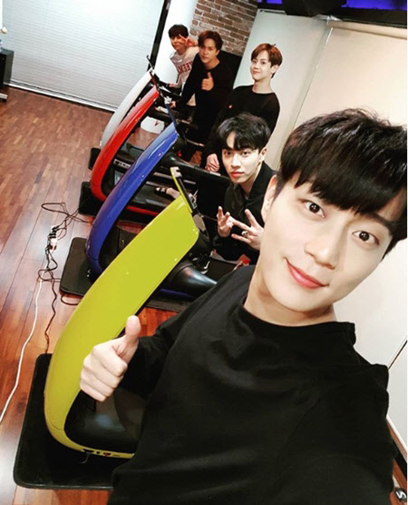 그룹 하이라이트 윤두준이 병역법 개정으로 인해 오는 24일 방콕 팬미팅에 불참한다. <윤두준 인스타그램 캡처>